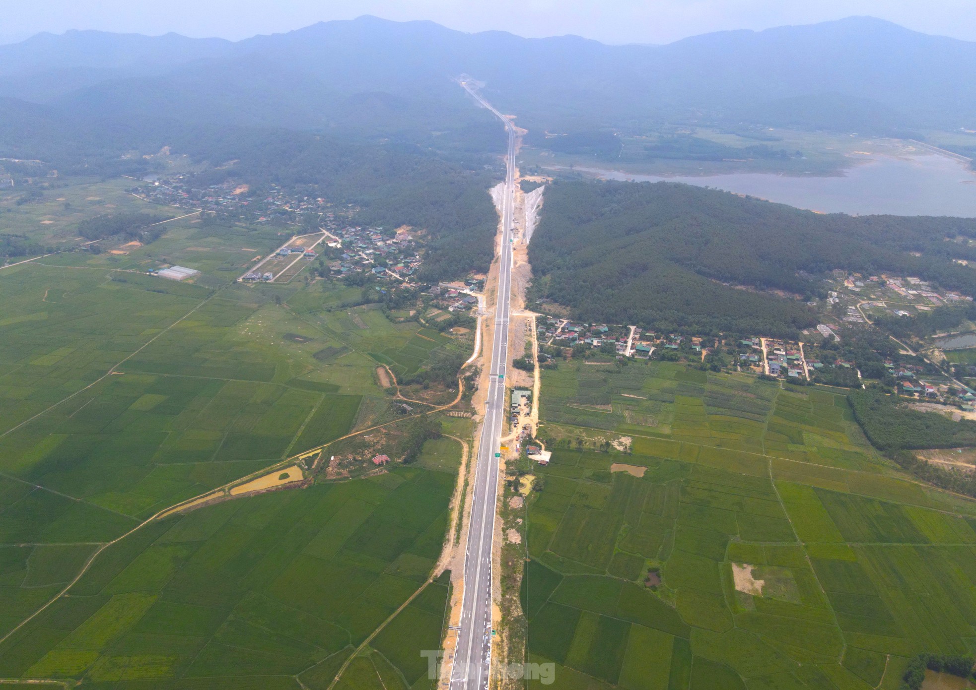 Toàn cảnh 30 km cao tốc Diễn Châu - Bãi Vọt trước ngày thông xe- Ảnh 18.