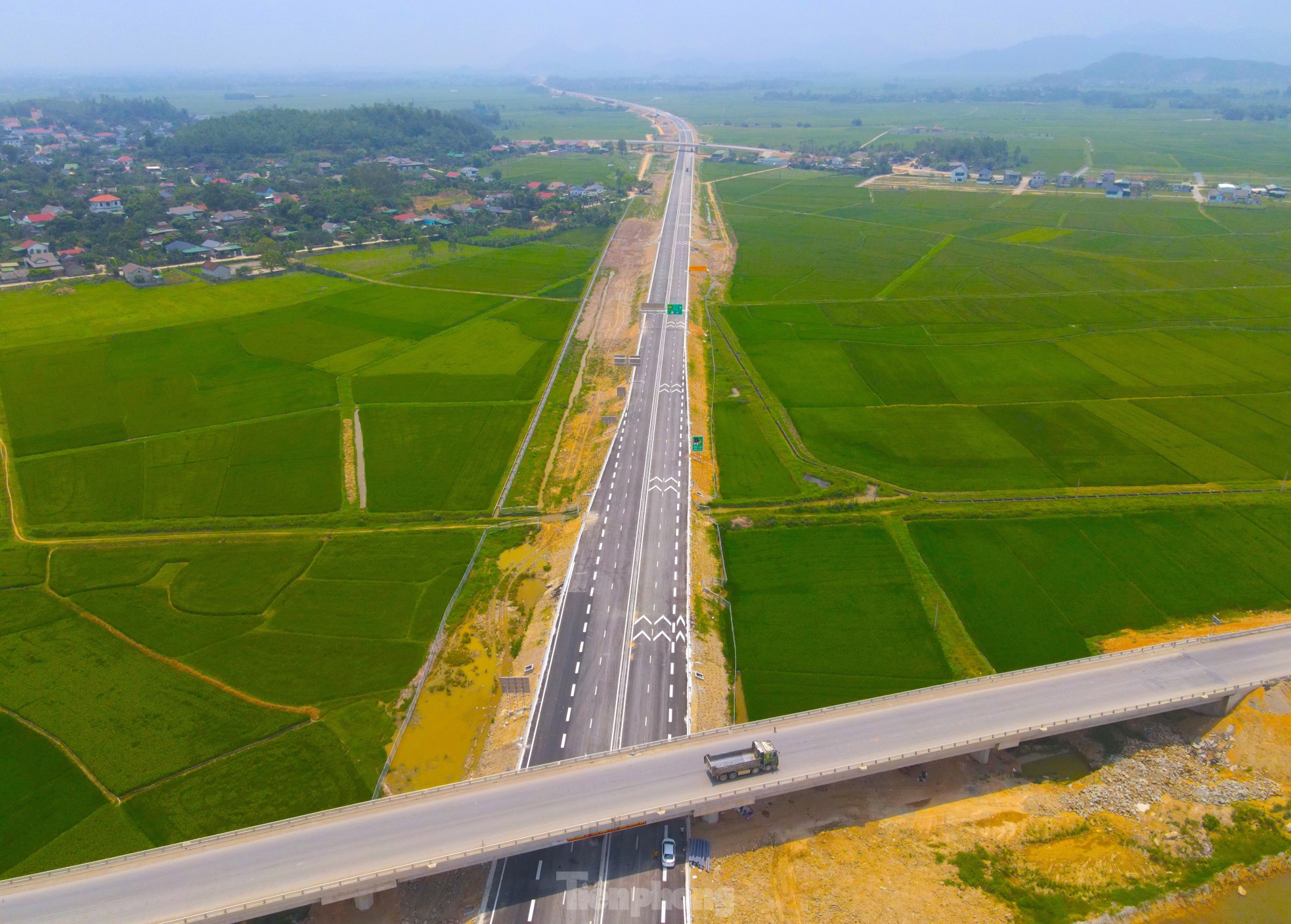 Toàn cảnh 30 km cao tốc Diễn Châu - Bãi Vọt trước ngày thông xe- Ảnh 19.
