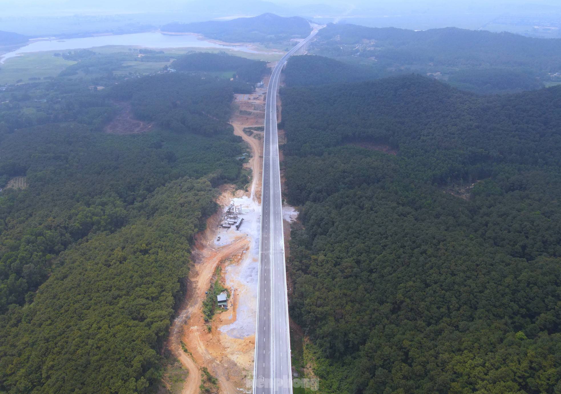 Toàn cảnh 30 km cao tốc Diễn Châu - Bãi Vọt trước ngày thông xe- Ảnh 14.