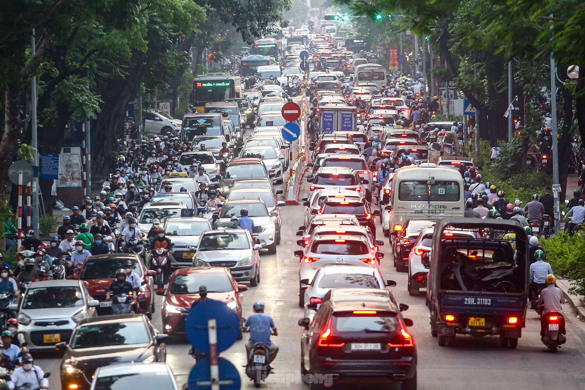 Xe buýt 'chôn chân', ô tô nhích từng chút giữa cơn tắc đường ở Hà Nội trước ngày nghỉ lễ- Ảnh 1.