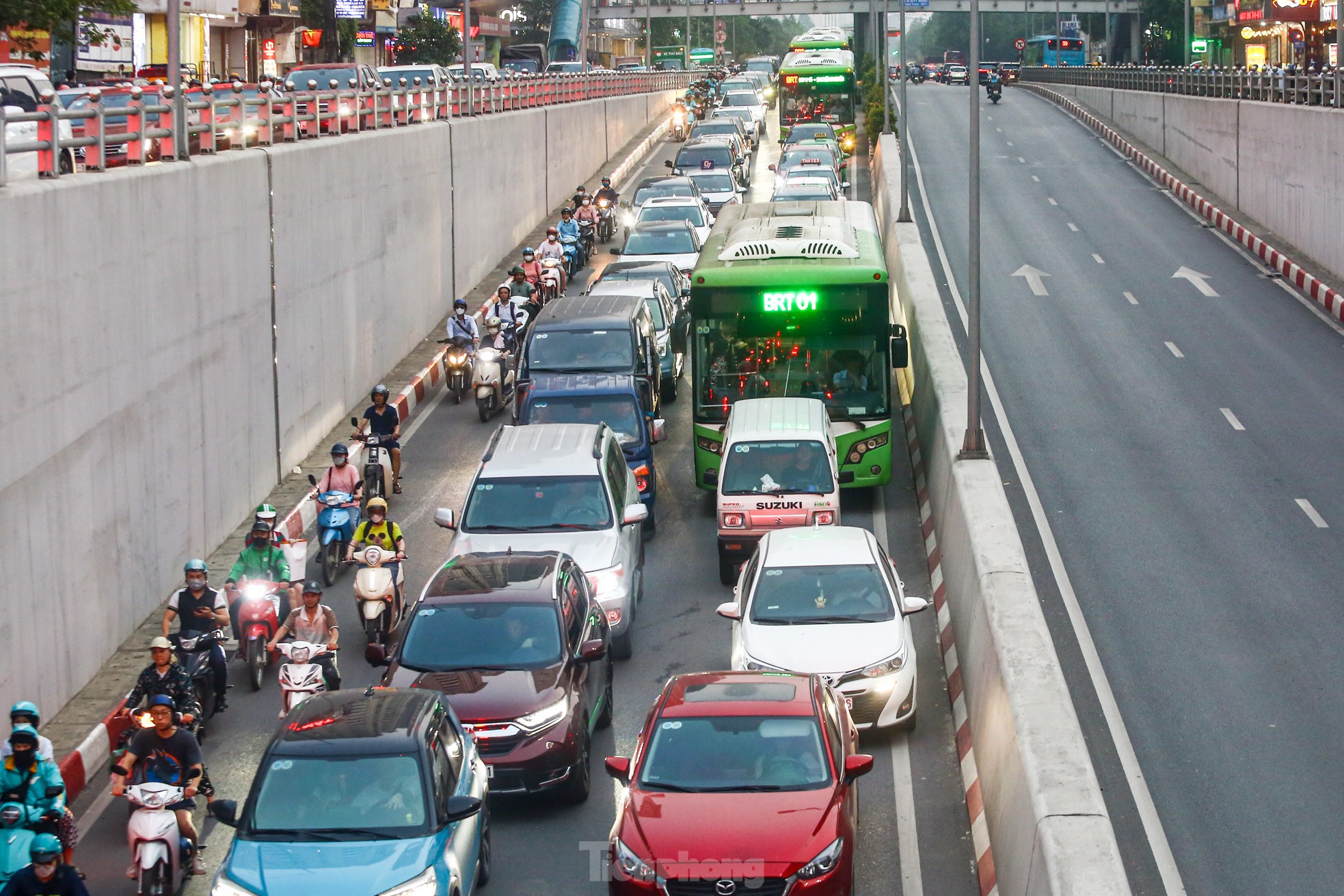 Xe buýt 'chôn chân', ô tô nhích từng chút giữa cơn tắc đường ở Hà Nội trước ngày nghỉ lễ- Ảnh 8.