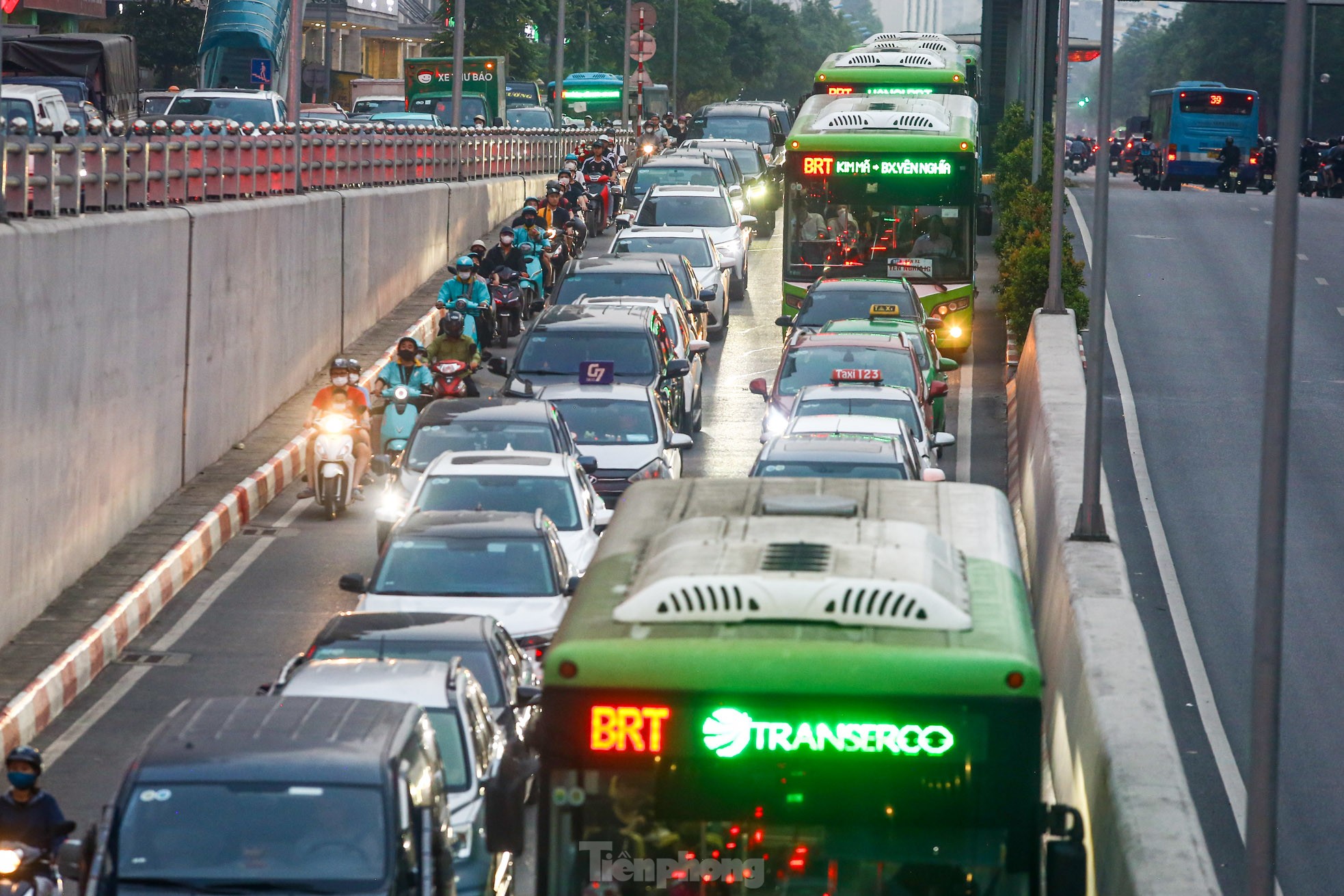 Xe buýt 'chôn chân', ô tô nhích từng chút giữa cơn tắc đường ở Hà Nội trước ngày nghỉ lễ- Ảnh 9.