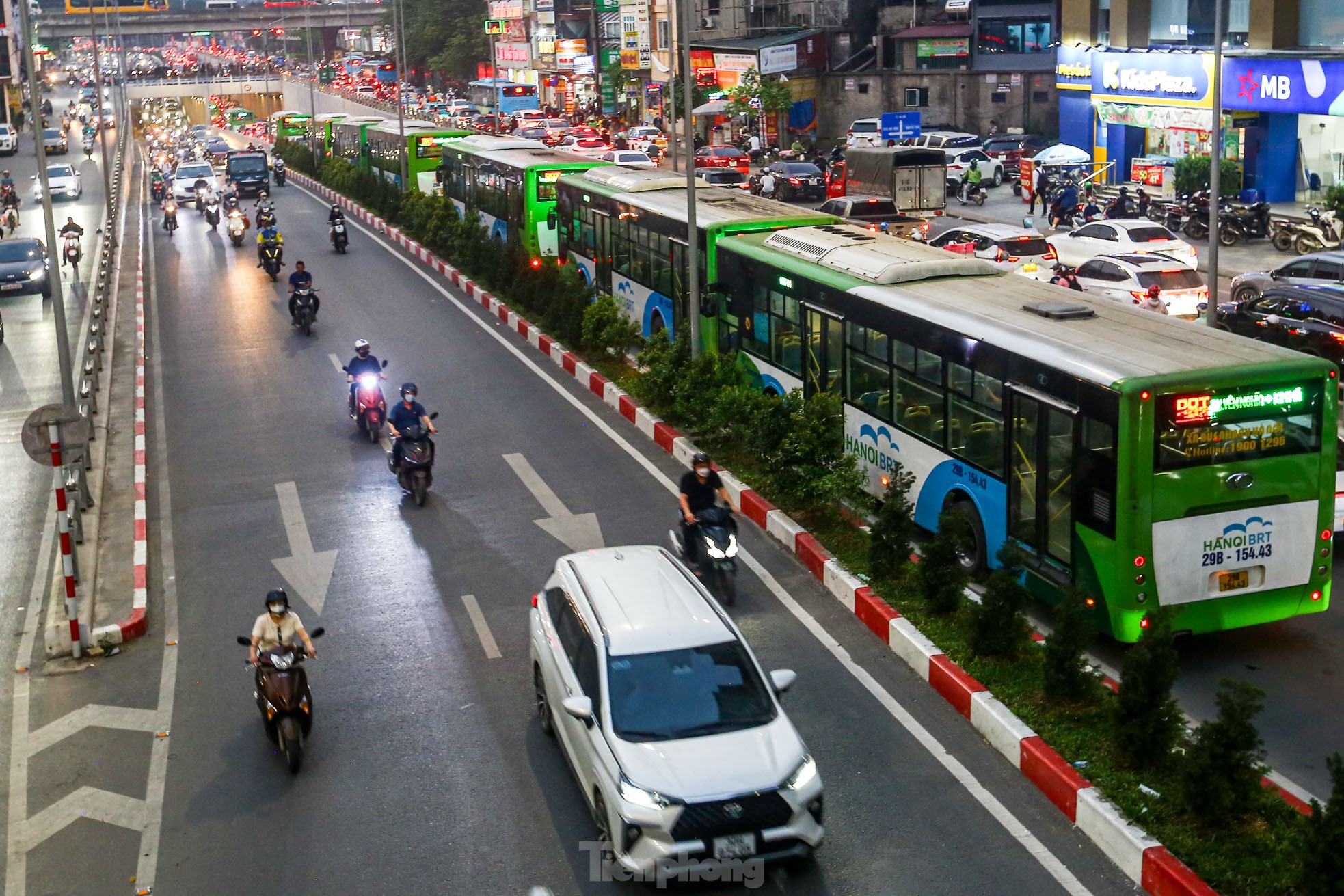 Xe buýt 'chôn chân', ô tô nhích từng chút giữa cơn tắc đường ở Hà Nội trước ngày nghỉ lễ- Ảnh 10.