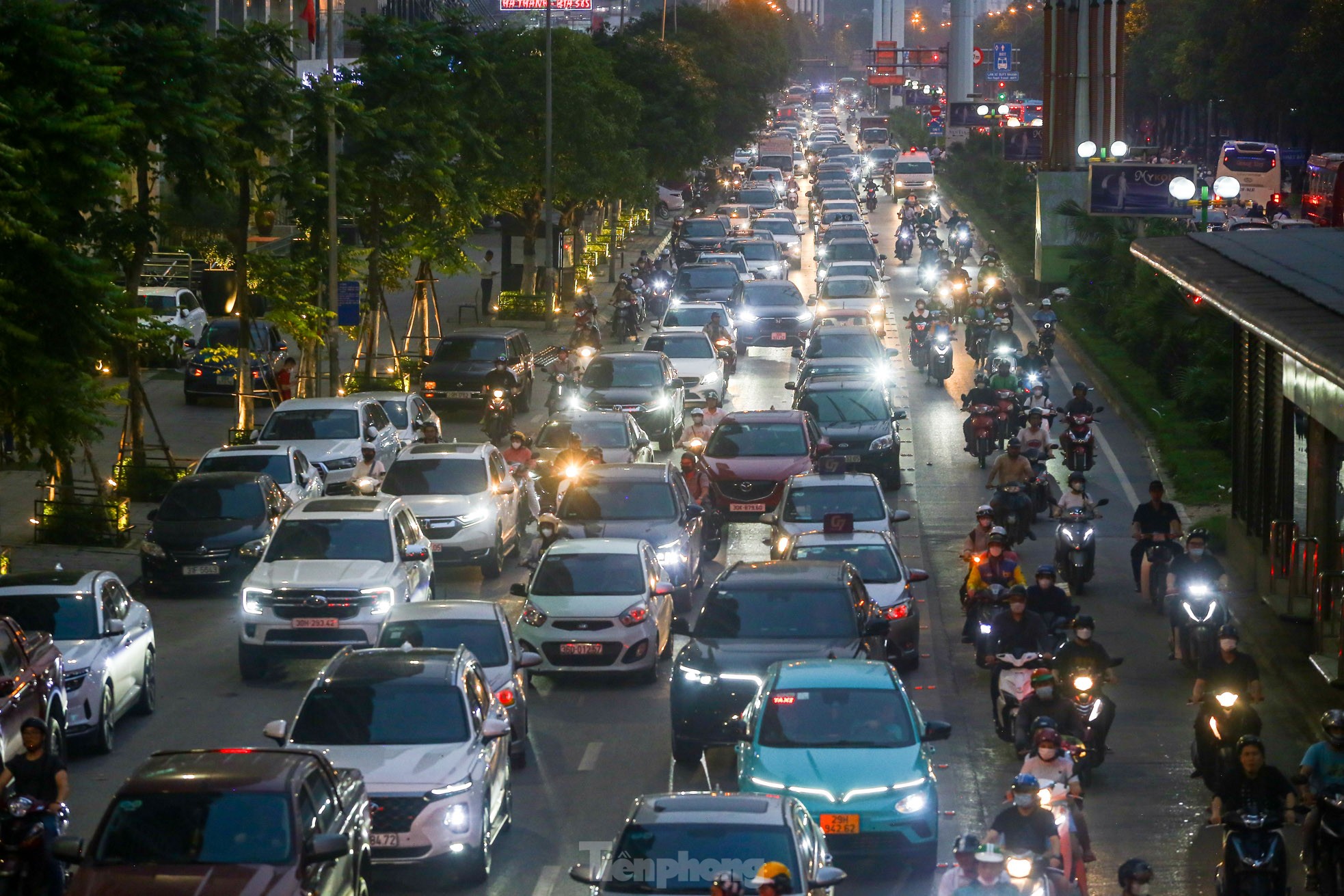 Xe buýt 'chôn chân', ô tô nhích từng chút giữa cơn tắc đường ở Hà Nội trước ngày nghỉ lễ- Ảnh 13.