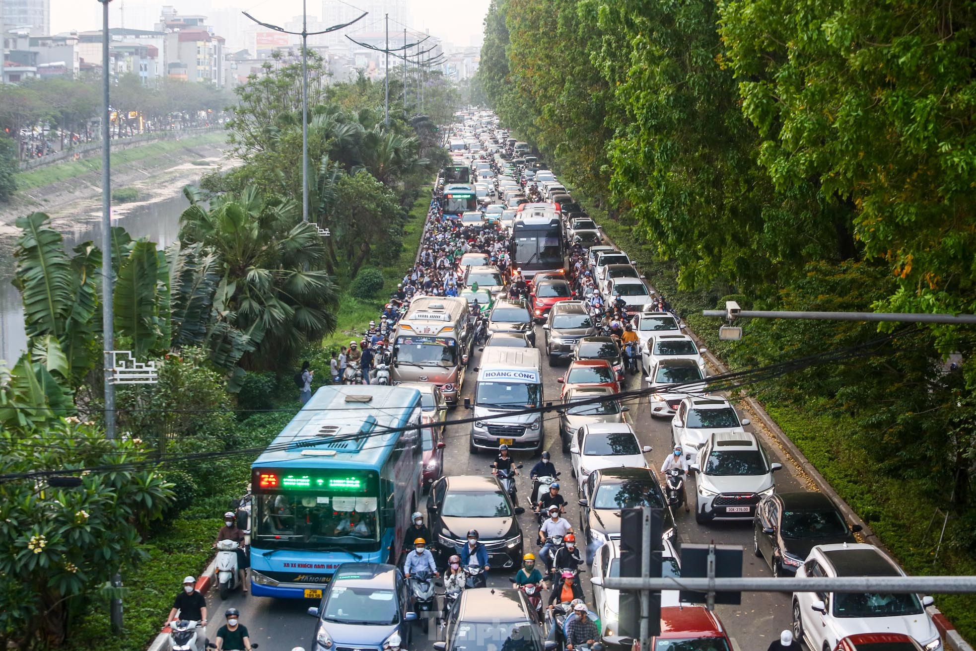 Xe buýt 'chôn chân', ô tô nhích từng chút giữa cơn tắc đường ở Hà Nội trước ngày nghỉ lễ- Ảnh 2.