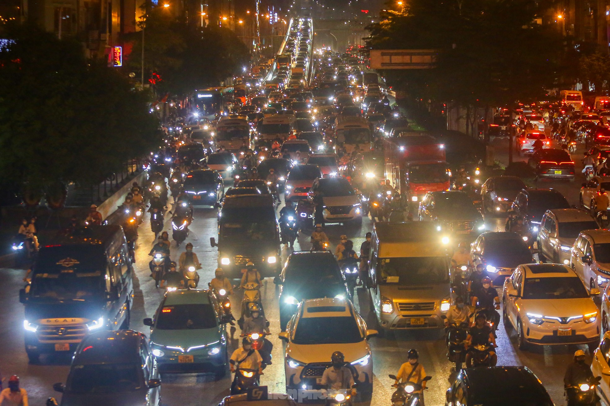 Xe buýt 'chôn chân', ô tô nhích từng chút giữa cơn tắc đường ở Hà Nội trước ngày nghỉ lễ- Ảnh 18.