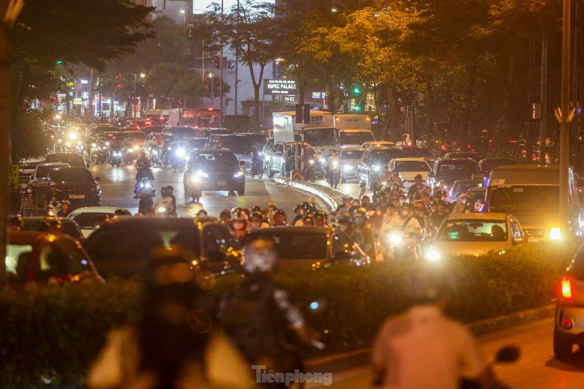 Xe buýt 'chôn chân', ô tô nhích từng chút giữa cơn tắc đường ở Hà Nội trước ngày nghỉ lễ- Ảnh 20.