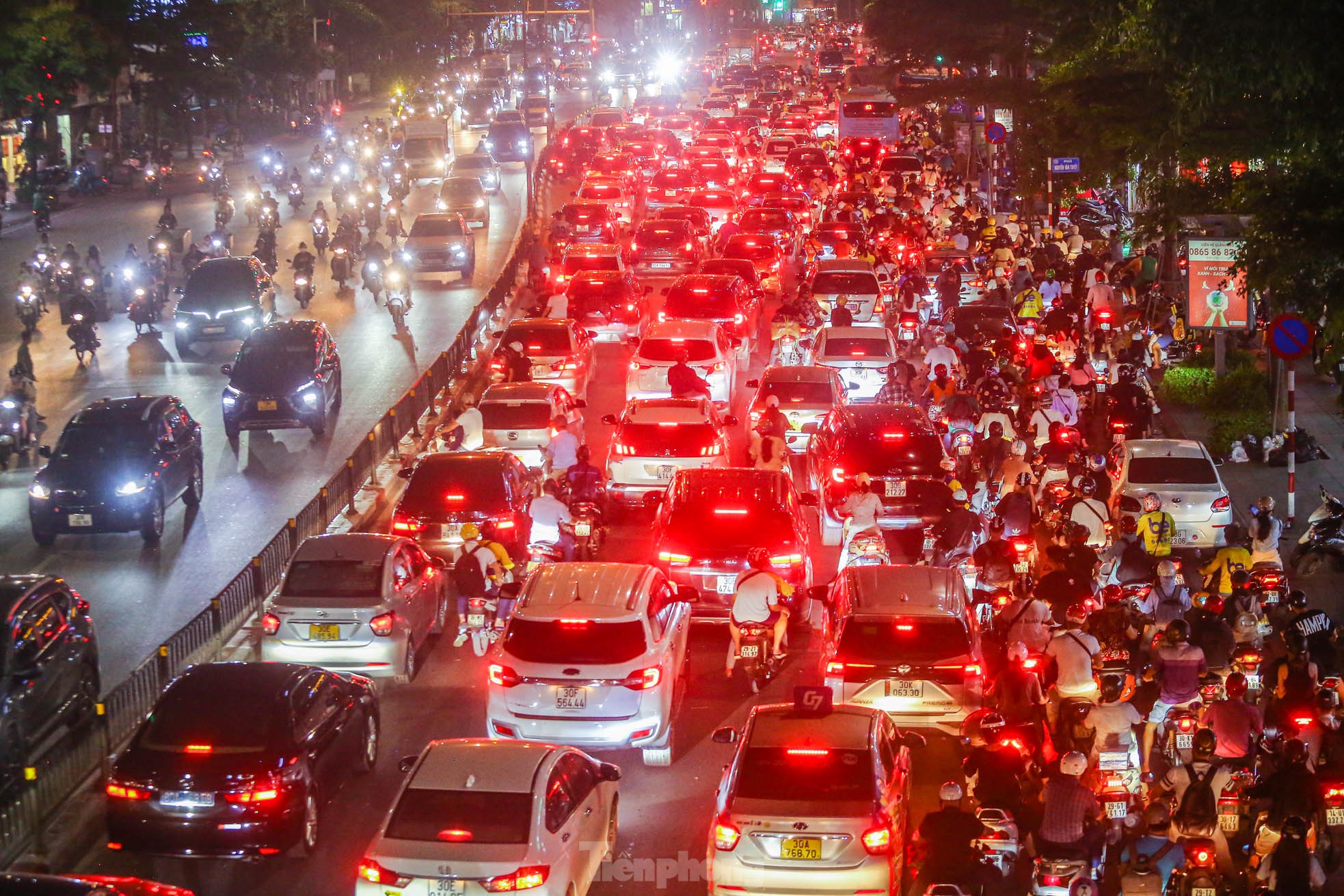 Xe buýt 'chôn chân', ô tô nhích từng chút giữa cơn tắc đường ở Hà Nội trước ngày nghỉ lễ- Ảnh 21.