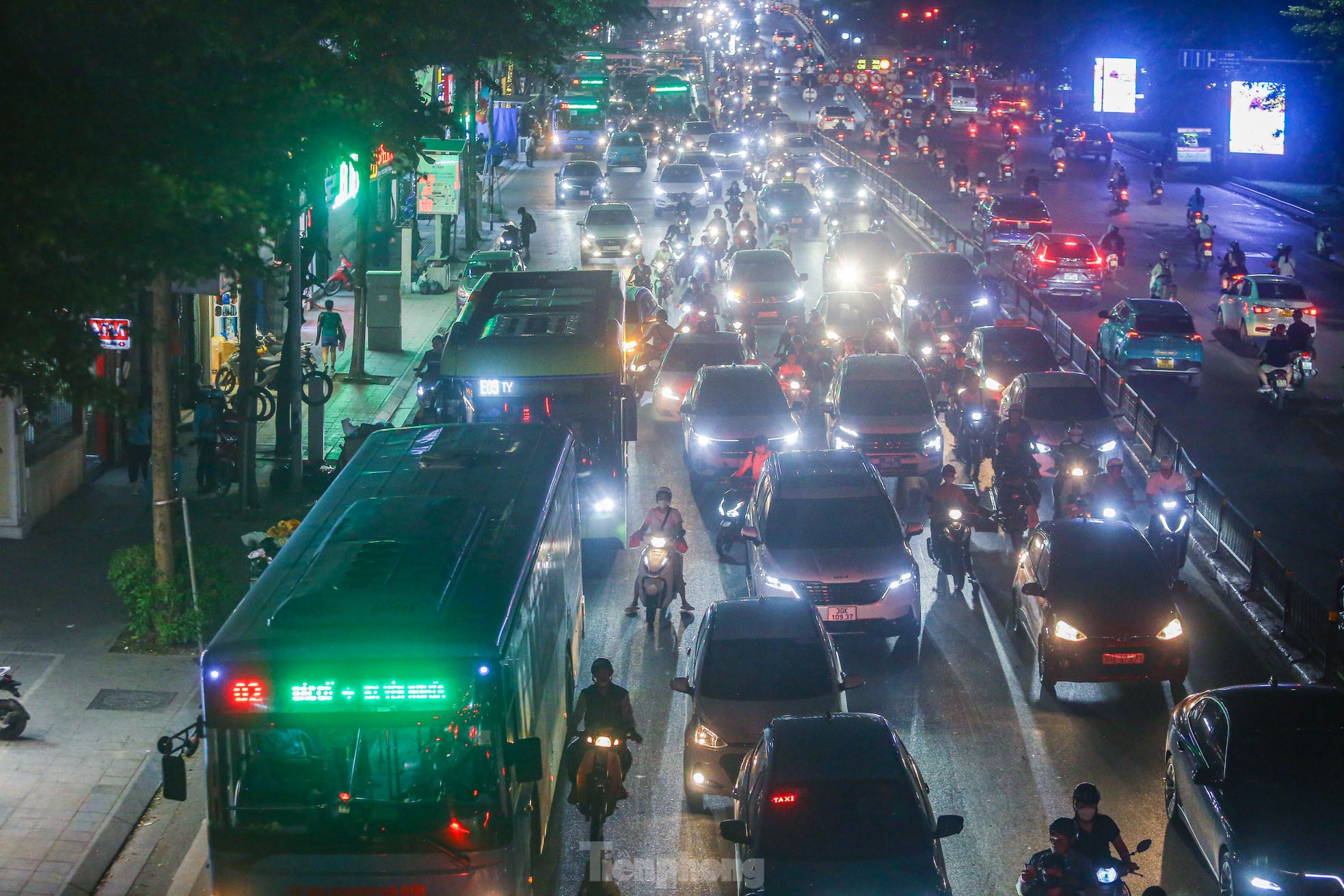 Xe buýt 'chôn chân', ô tô nhích từng chút giữa cơn tắc đường ở Hà Nội trước ngày nghỉ lễ- Ảnh 22.