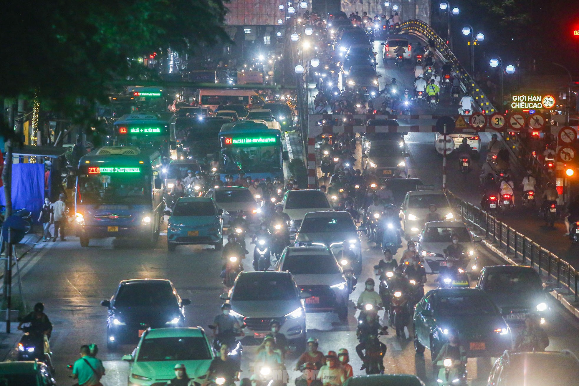 Xe buýt 'chôn chân', ô tô nhích từng chút giữa cơn tắc đường ở Hà Nội trước ngày nghỉ lễ- Ảnh 23.