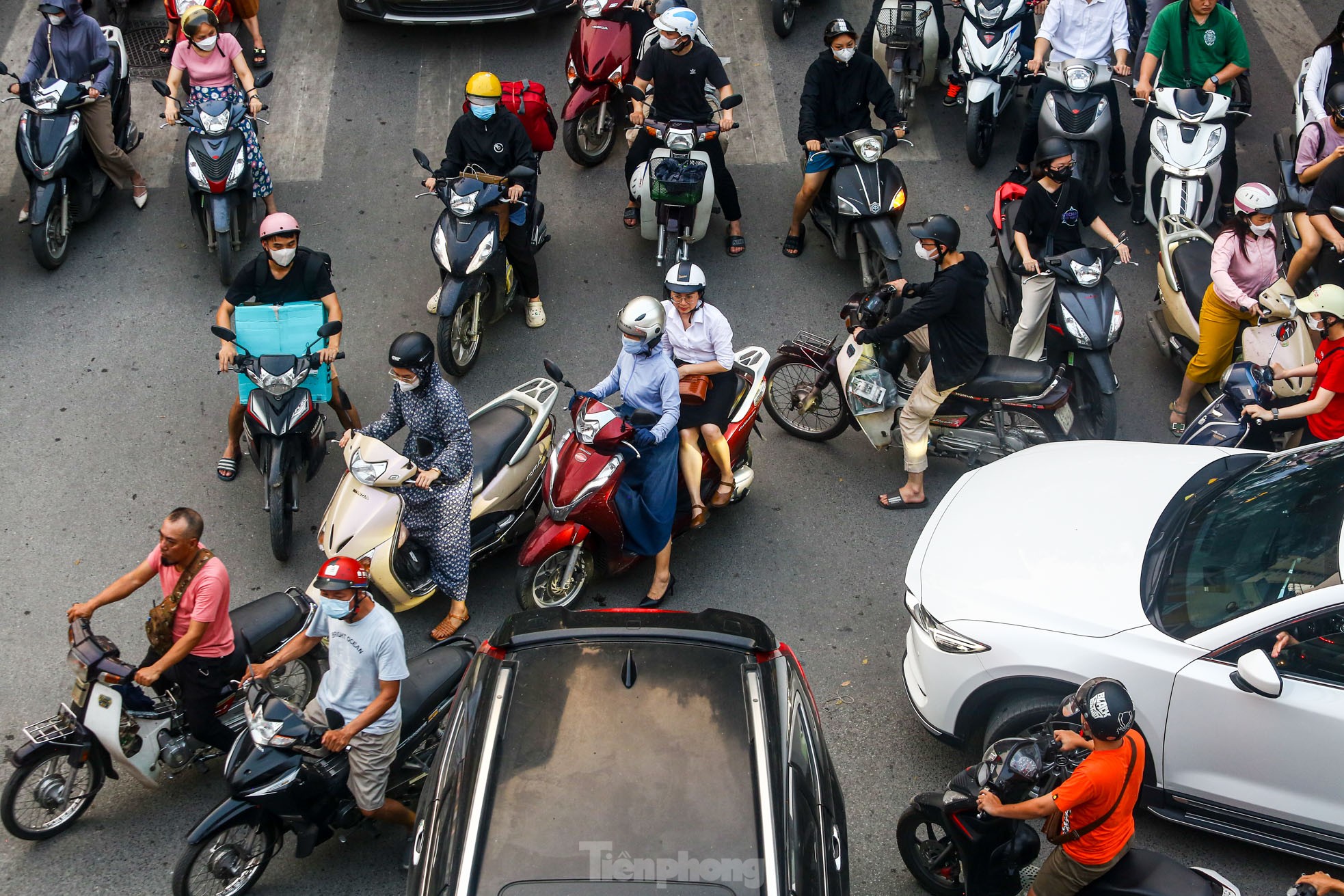 Xe buýt 'chôn chân', ô tô nhích từng chút giữa cơn tắc đường ở Hà Nội trước ngày nghỉ lễ- Ảnh 5.