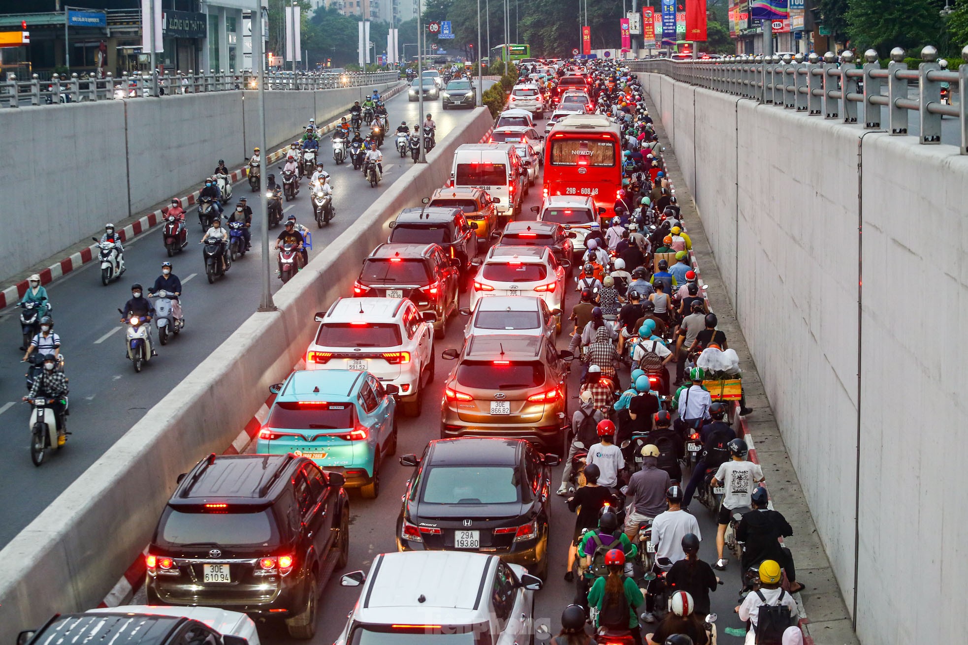 Xe buýt 'chôn chân', ô tô nhích từng chút giữa cơn tắc đường ở Hà Nội trước ngày nghỉ lễ- Ảnh 6.