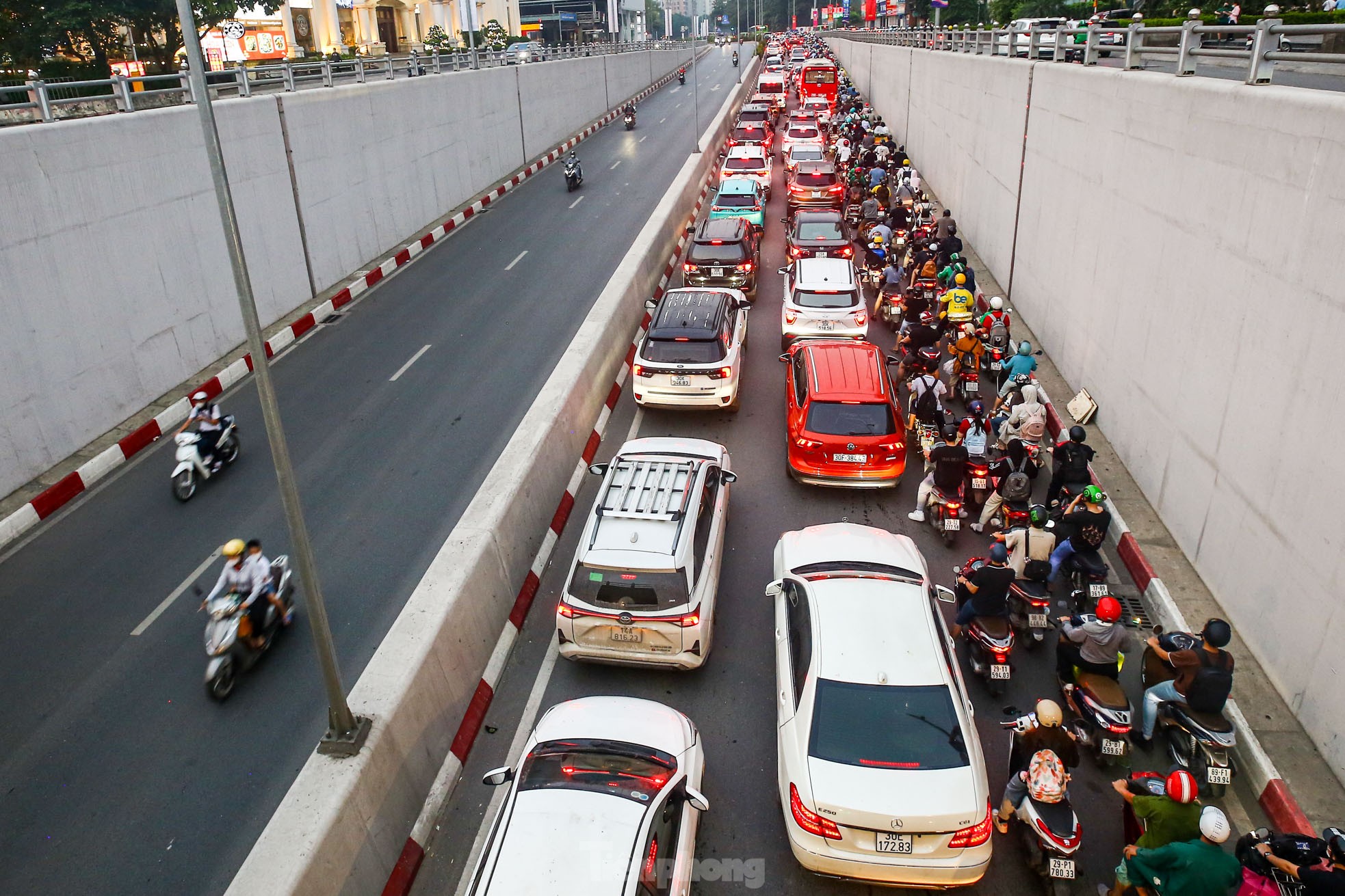 Xe buýt 'chôn chân', ô tô nhích từng chút giữa cơn tắc đường ở Hà Nội trước ngày nghỉ lễ- Ảnh 7.