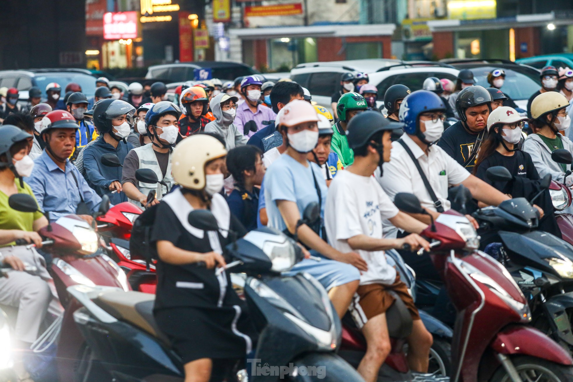 Xe buýt 'chôn chân', ô tô nhích từng chút giữa cơn tắc đường ở Hà Nội trước ngày nghỉ lễ- Ảnh 14.