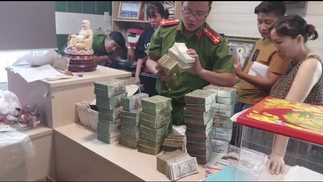 Công an TP HCM triệt phá đường dây rửa tiền, bắt một chủ tiệm vàng ở Tân Bình- Ảnh 4.