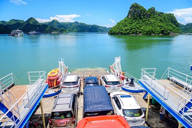 Ngày đầu nghỉ lễ 30/4: Du khách đổ về Cát Bà, ô tô xếp hàng dài chờ 3 - 4 tiếng tại bến phà- Ảnh 3.