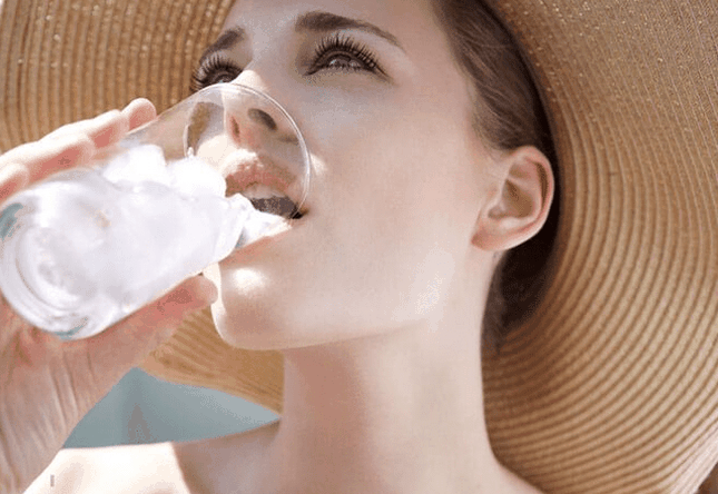 Uống nước đá giải nhiệt mùa nóng coi chừng rước đủ bệnh vào thân- Ảnh 1.
