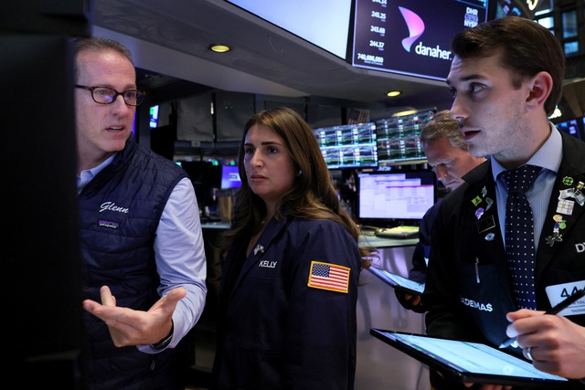 Các nhà giao dịch tại Sở Giao dịch chứng khoán New York (NYSE) ở TP New York - Mỹ hôm 26-4 Ảnh: REUTERS
