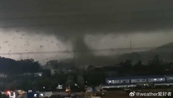 Lốc xoáy khiến nhất 5 người tử vong, 33 người bị thương ở Quảng Châu, Trung Quốc- Ảnh 2.
