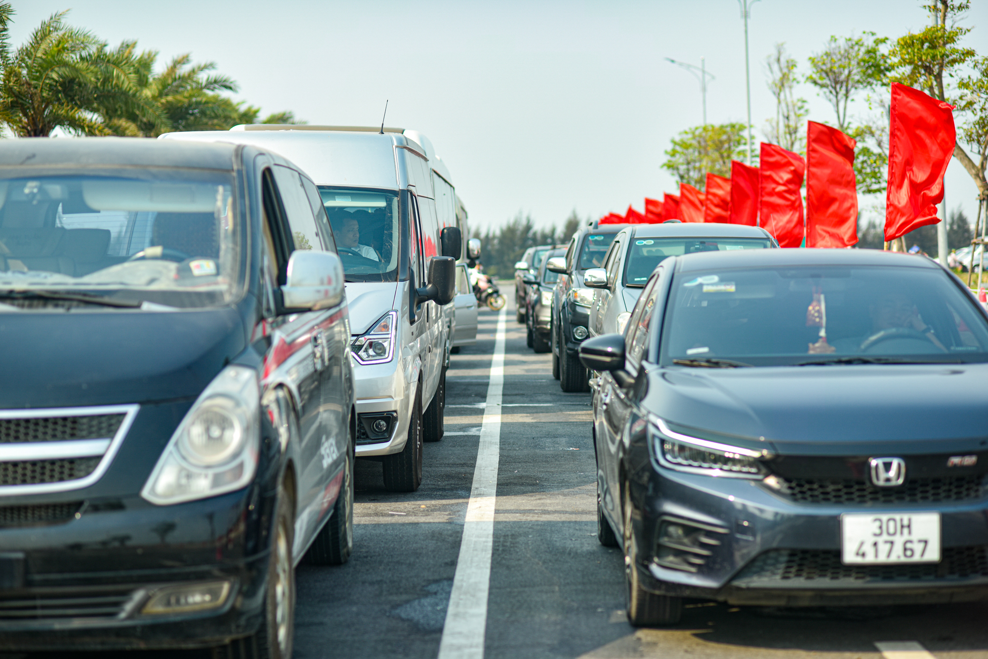 Phà sang Cát Bà tắc hàng km, du khách chờ 3 tiếng trong nắng nóng, nhiều người quyết định bỏ về- Ảnh 3.