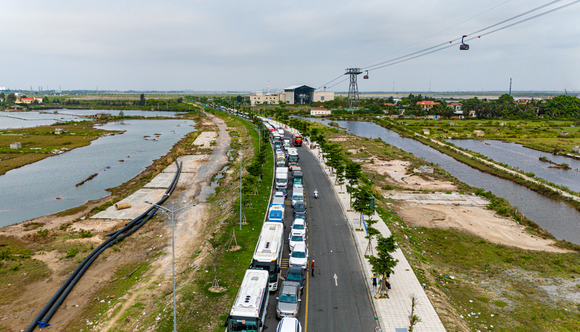 Phà sang Cát Bà tắc hàng km, du khách chờ 3 tiếng trong nắng nóng, nhiều người quyết định bỏ về- Ảnh 4.