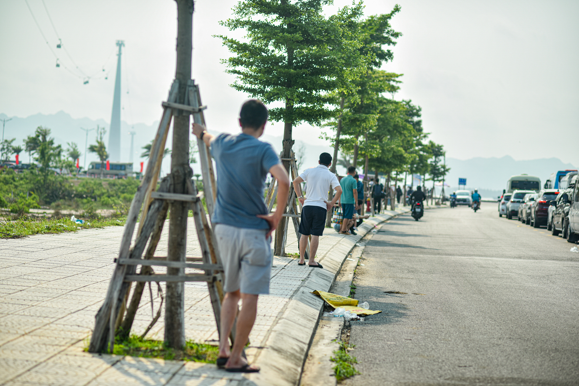 Phà sang Cát Bà tắc hàng km, du khách chờ 3 tiếng trong nắng nóng, nhiều người quyết định bỏ về- Ảnh 5.