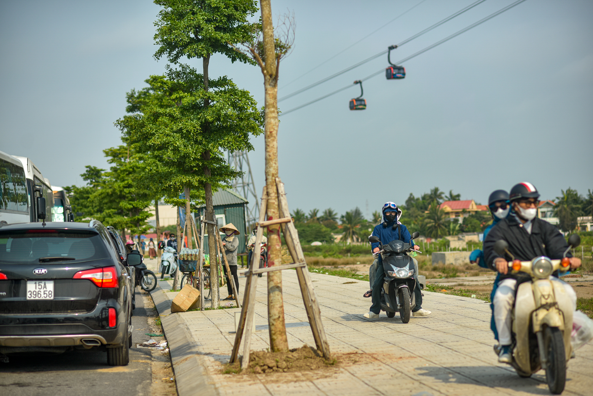 Phà sang Cát Bà tắc hàng km, du khách chờ 3 tiếng trong nắng nóng, nhiều người quyết định bỏ về- Ảnh 6.