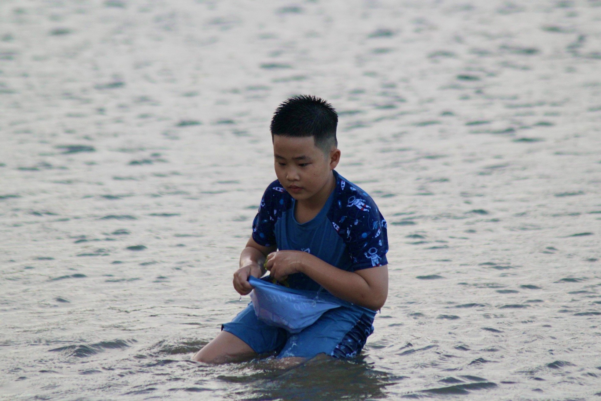 Du khách đổ ra biển Nha Trang trải nghiệm cảnh tượng chỉ có trên tivi- Ảnh 8.