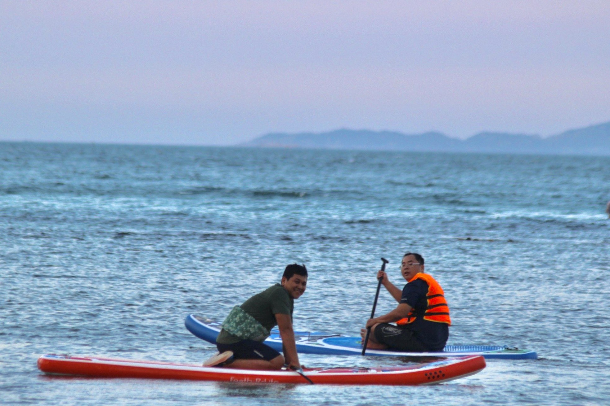 Du khách đổ ra biển Nha Trang trải nghiệm cảnh tượng chỉ có trên tivi- Ảnh 10.