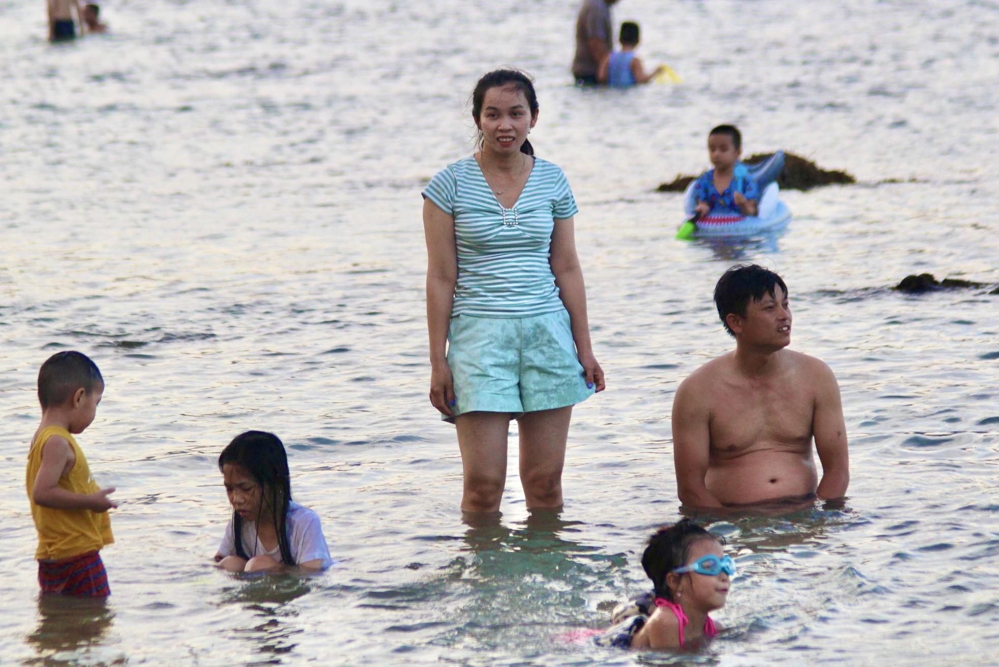 Du khách đổ ra biển Nha Trang trải nghiệm cảnh tượng chỉ có trên tivi- Ảnh 12.