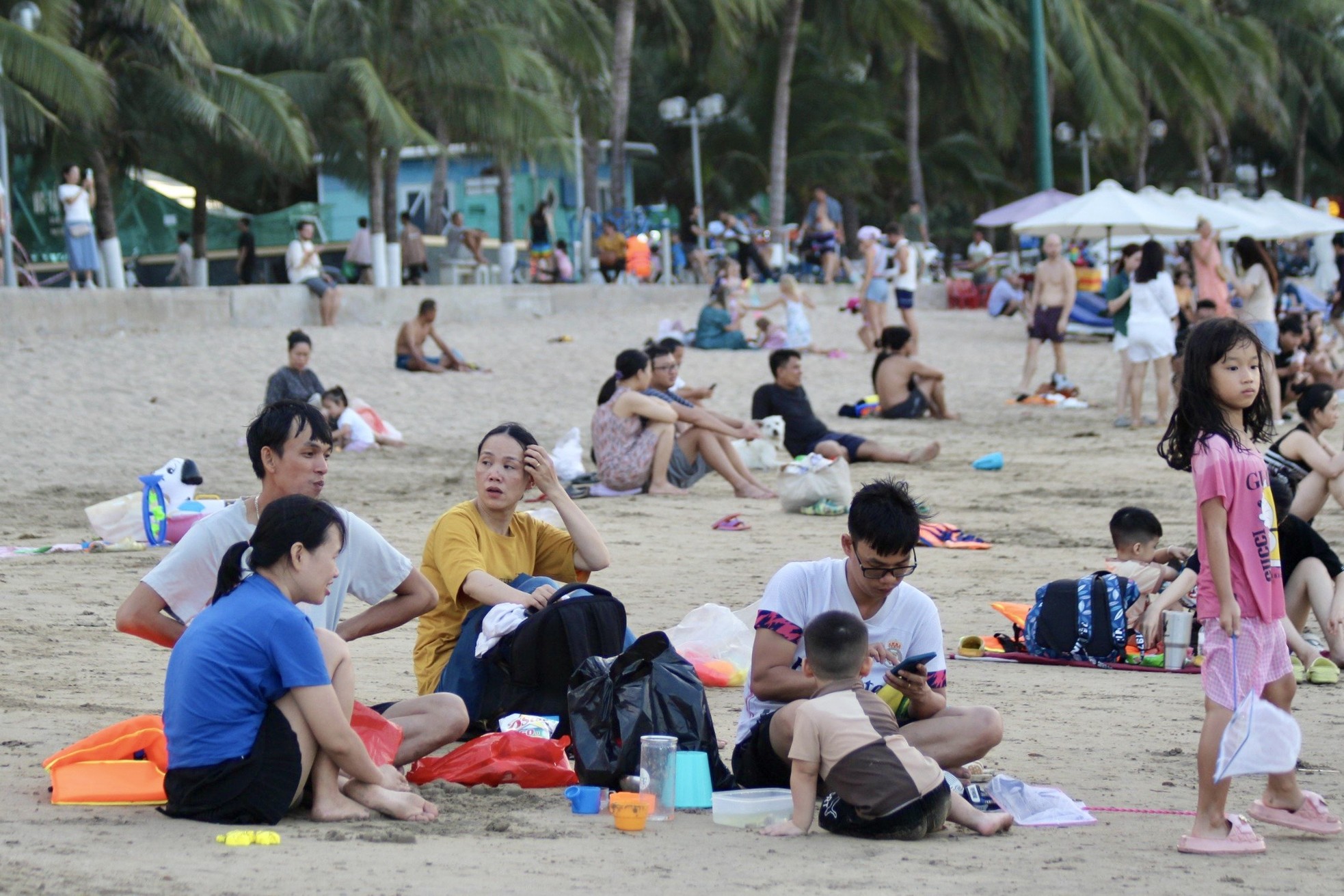 Du khách đổ ra biển Nha Trang trải nghiệm cảnh tượng chỉ có trên tivi- Ảnh 13.