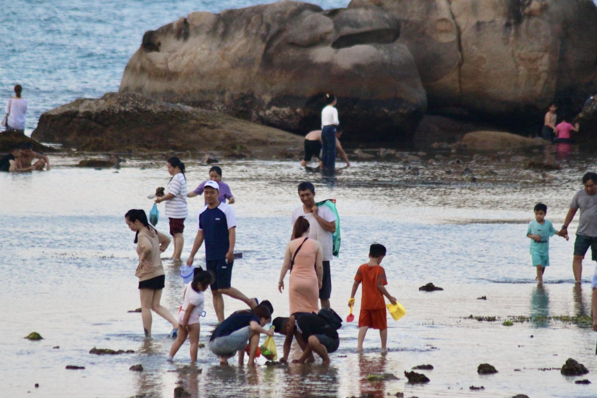Du khách đổ ra biển Nha Trang trải nghiệm cảnh tượng chỉ có trên tivi- Ảnh 7.