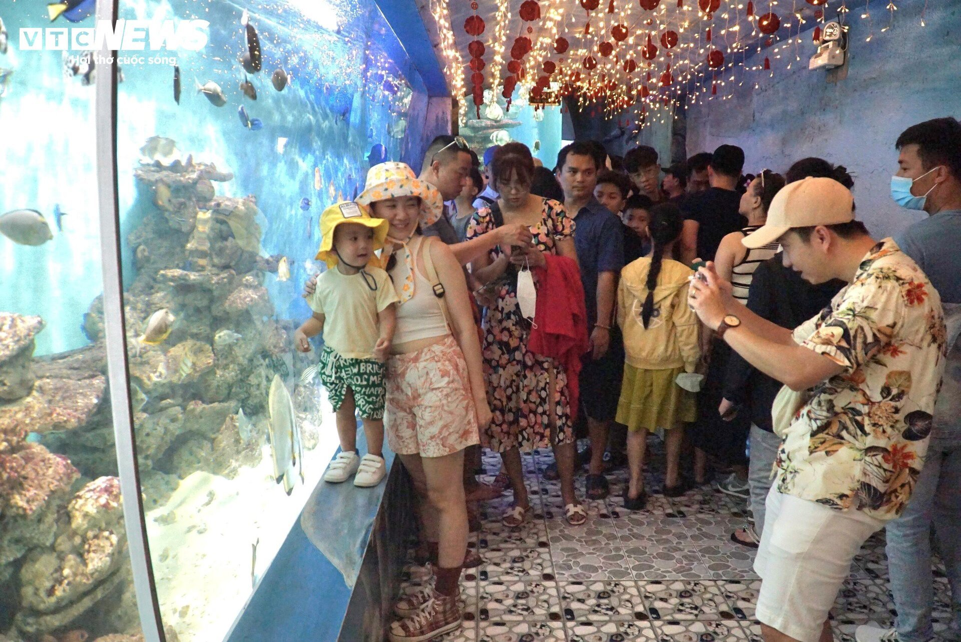 Các điểm tham quan, vui chơi ở Nha Trang đông nghịt trong ngày nghỉ lễ thứ hai- Ảnh 13.