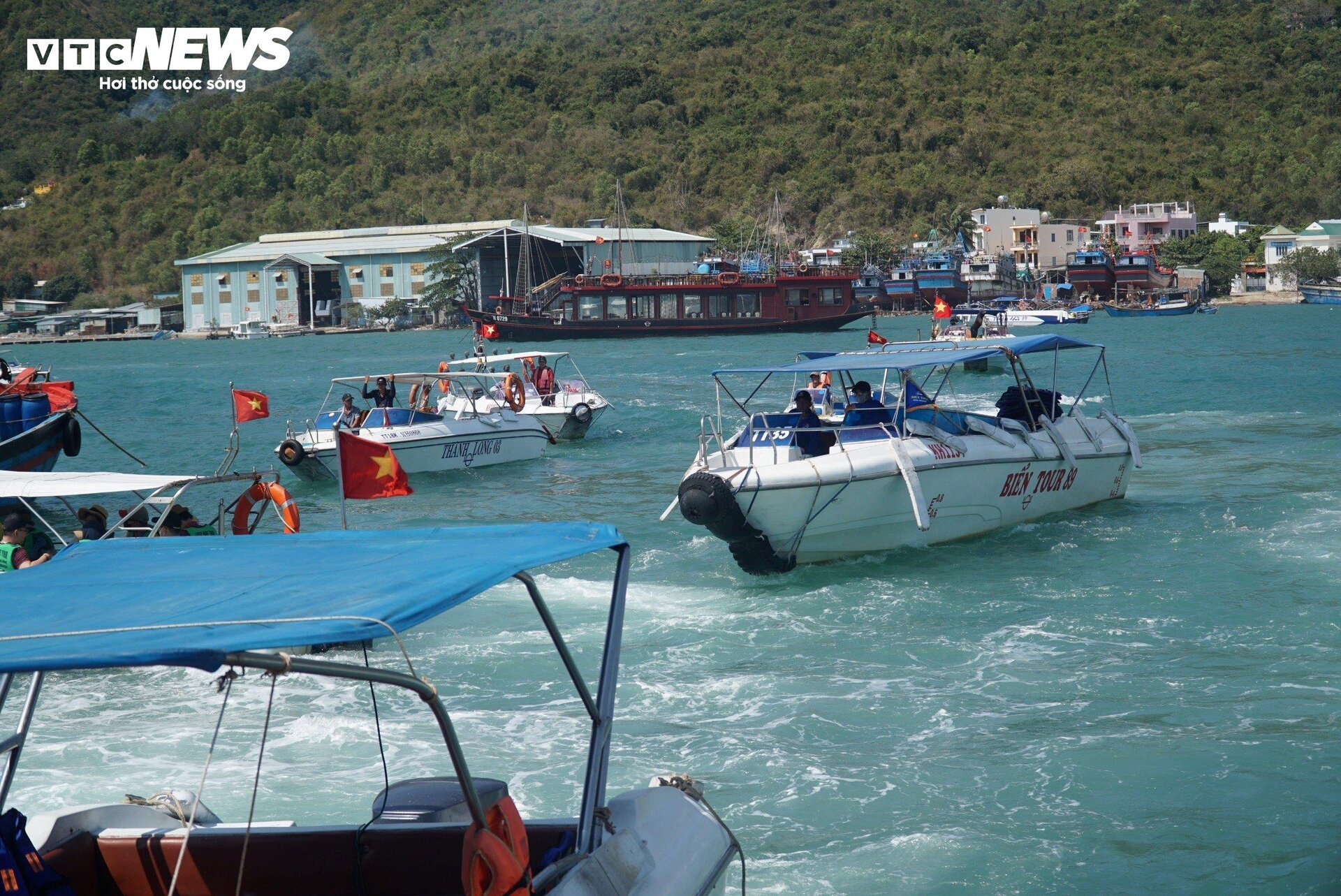 Các điểm tham quan, vui chơi ở Nha Trang đông nghịt trong ngày nghỉ lễ thứ hai- Ảnh 4.