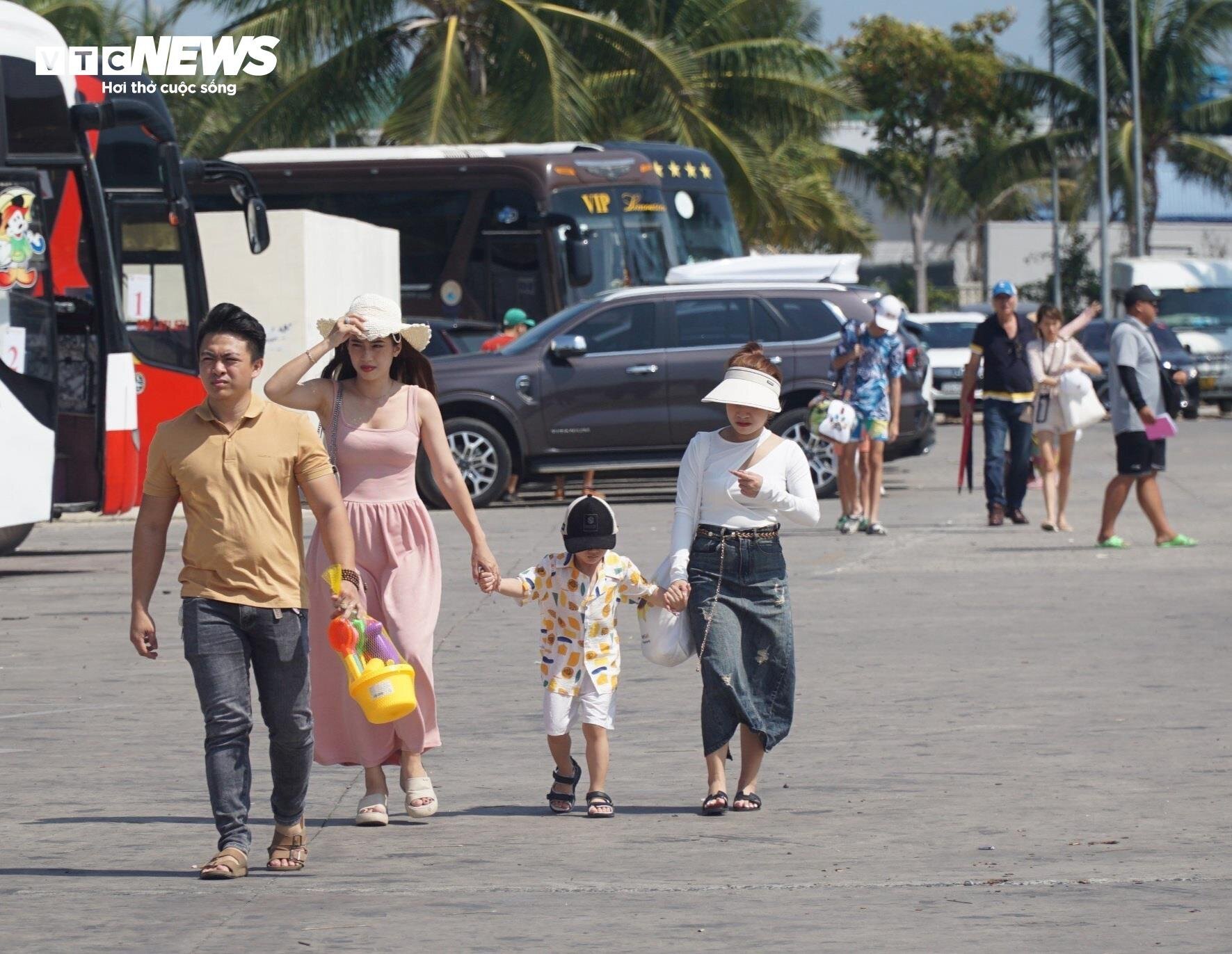 Các điểm tham quan, vui chơi ở Nha Trang đông nghịt trong ngày nghỉ lễ thứ hai- Ảnh 3.