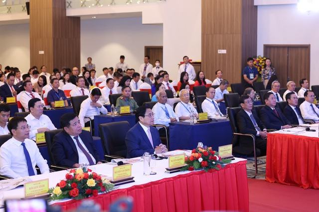 Thủ tướng kỳ vọng Ninh Thuận vượt lên mạnh mẽ, phát triển nhanh, bền vững- Ảnh 2.