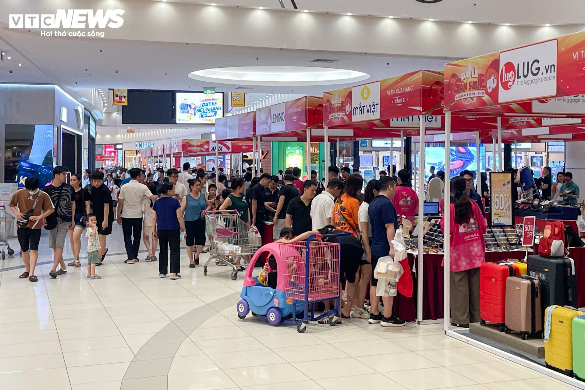 Dòng người đi mua sắm xuyên trưa, trung tâm thương mại Hà Nội tấp nập không ngớt- Ảnh 7.