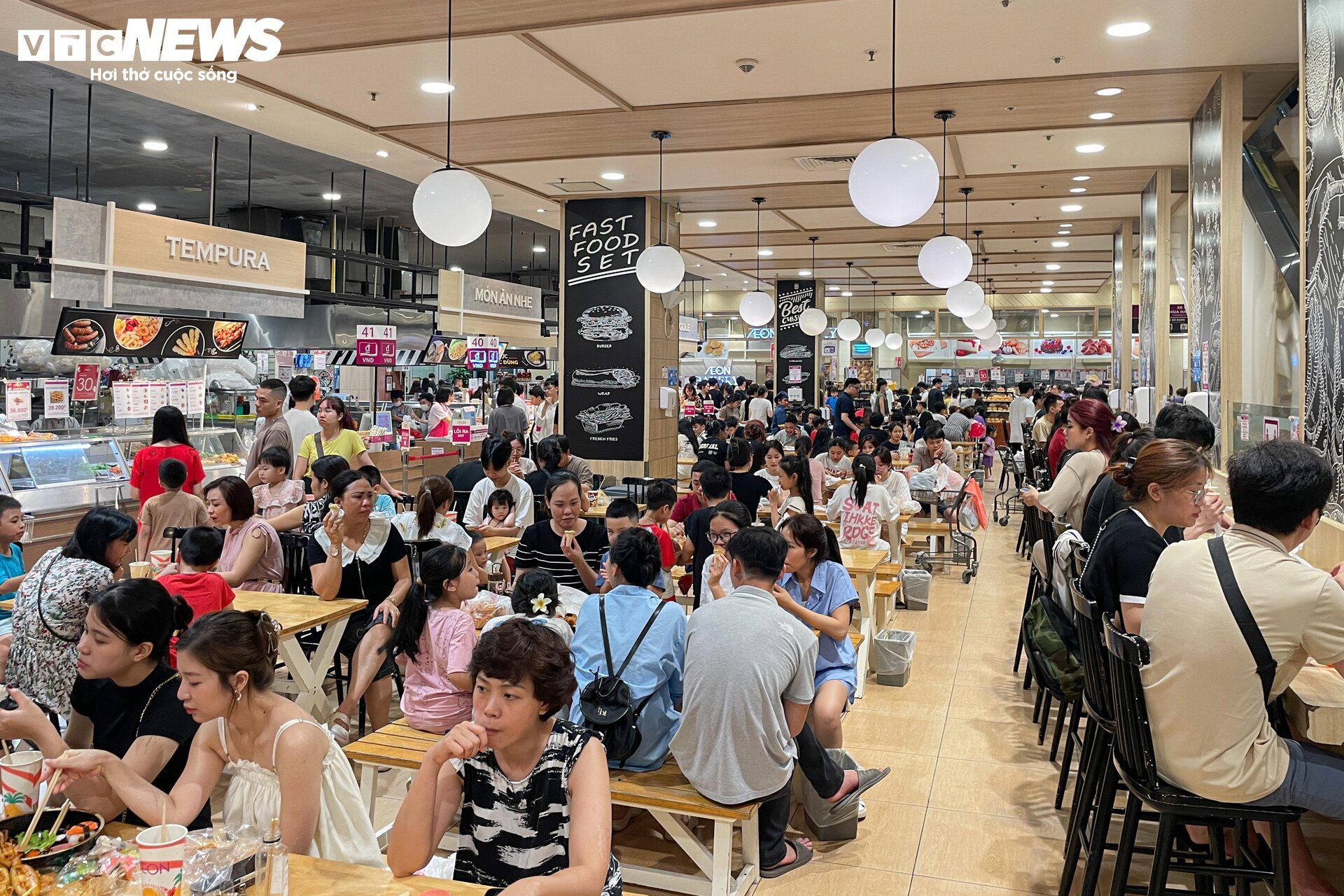 Dòng người đi mua sắm xuyên trưa, trung tâm thương mại Hà Nội tấp nập không ngớt- Ảnh 11.