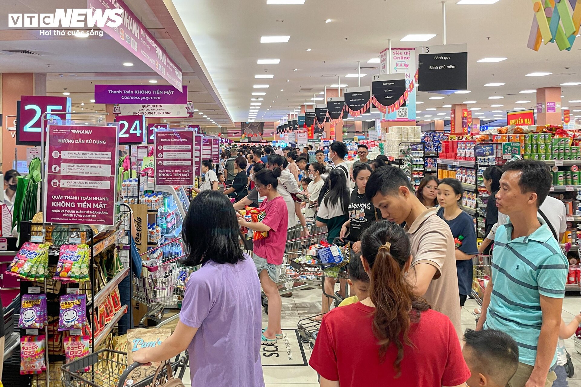 Dòng người đi mua sắm xuyên trưa, trung tâm thương mại Hà Nội tấp nập không ngớt- Ảnh 16.