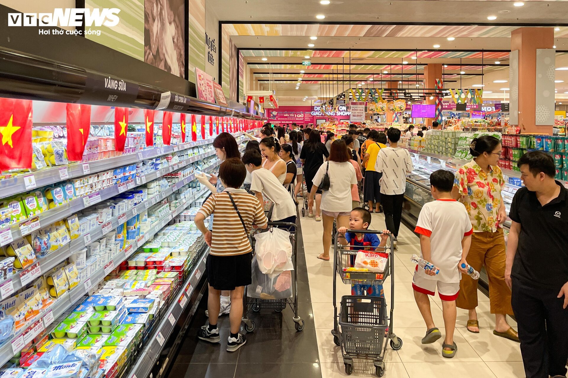Dòng người đi mua sắm xuyên trưa, trung tâm thương mại Hà Nội tấp nập không ngớt- Ảnh 13.