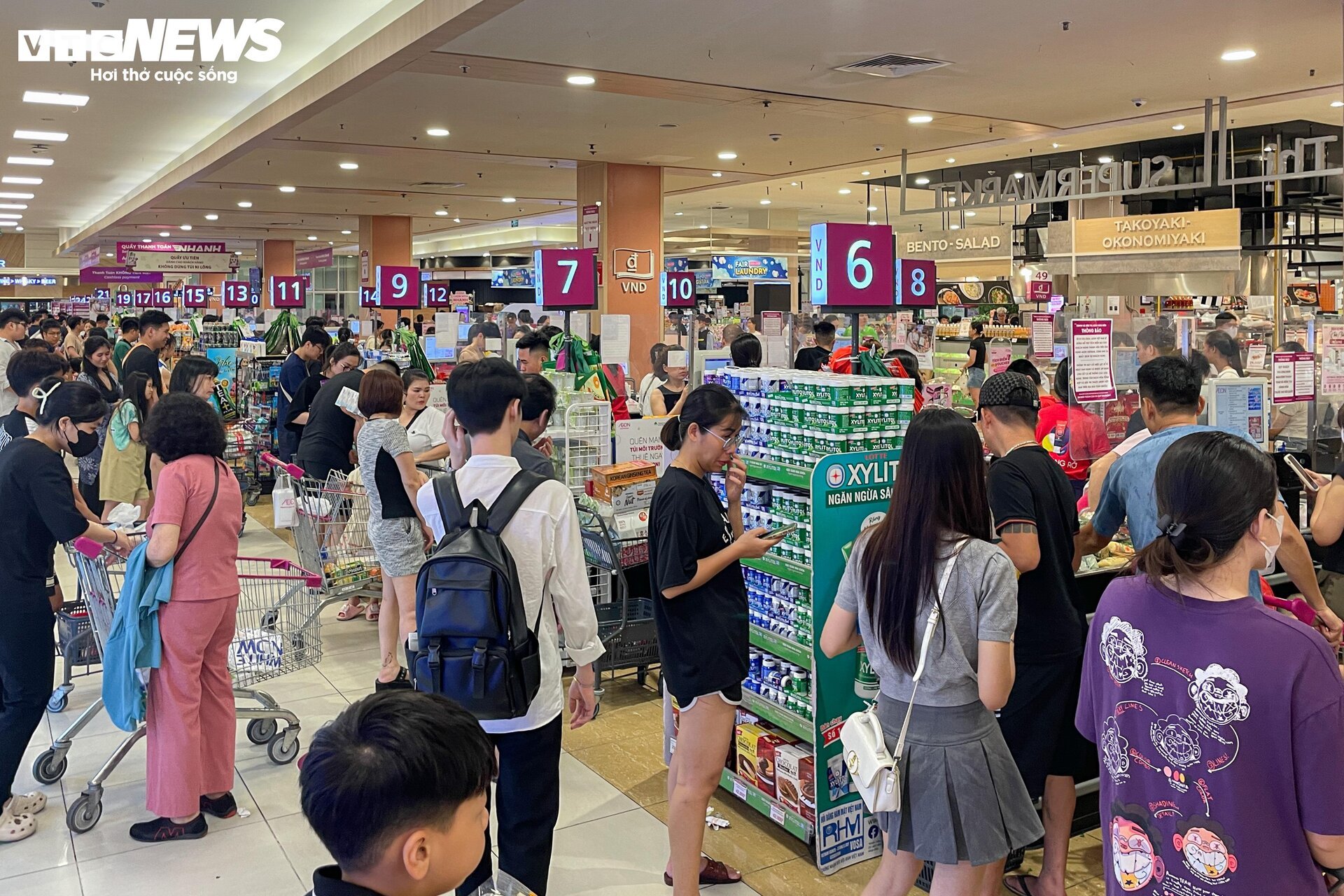 Dòng người đi mua sắm xuyên trưa, trung tâm thương mại Hà Nội tấp nập không ngớt- Ảnh 18.