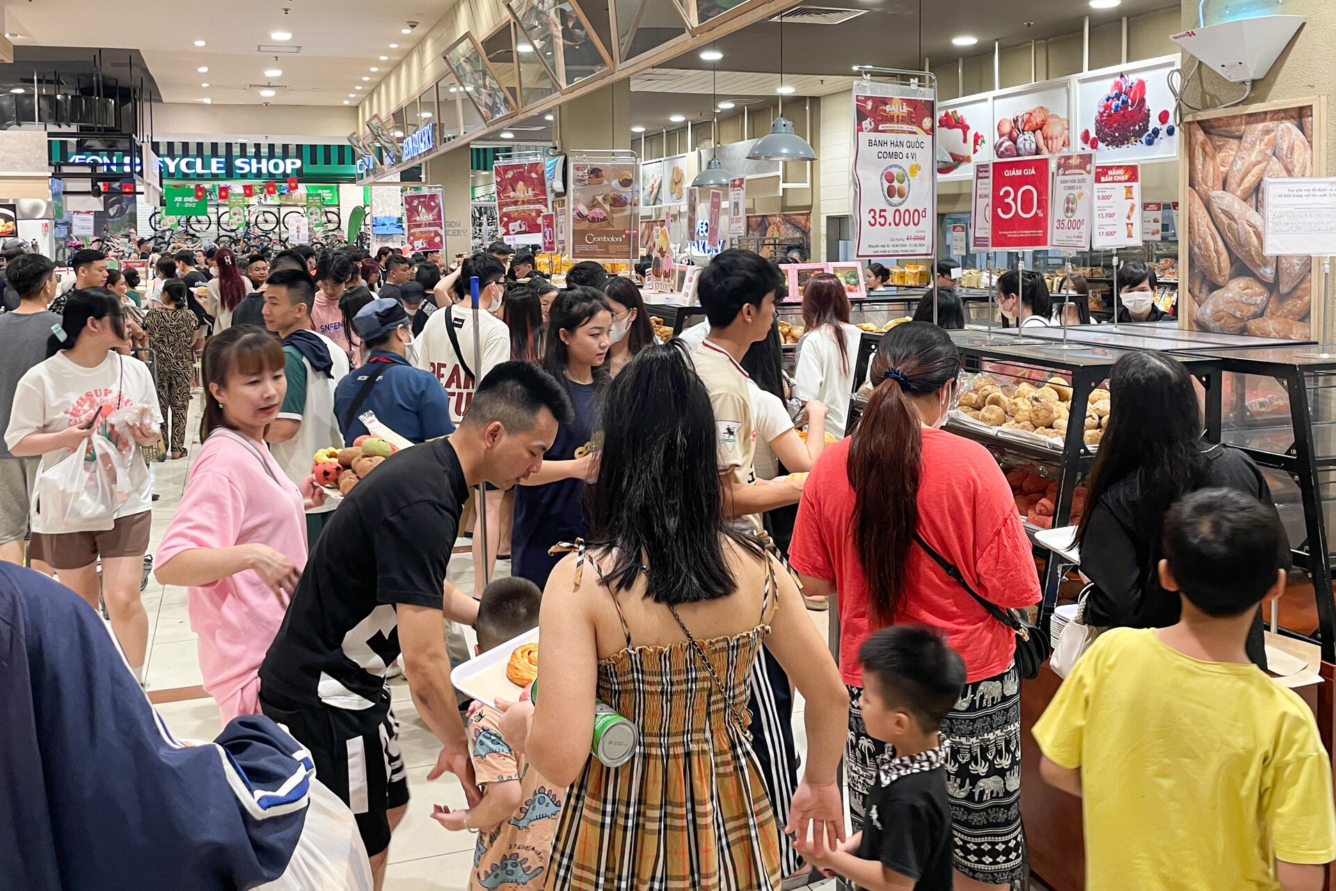 Dòng người đi mua sắm xuyên trưa, trung tâm thương mại Hà Nội tấp nập không ngớt- Ảnh 8.