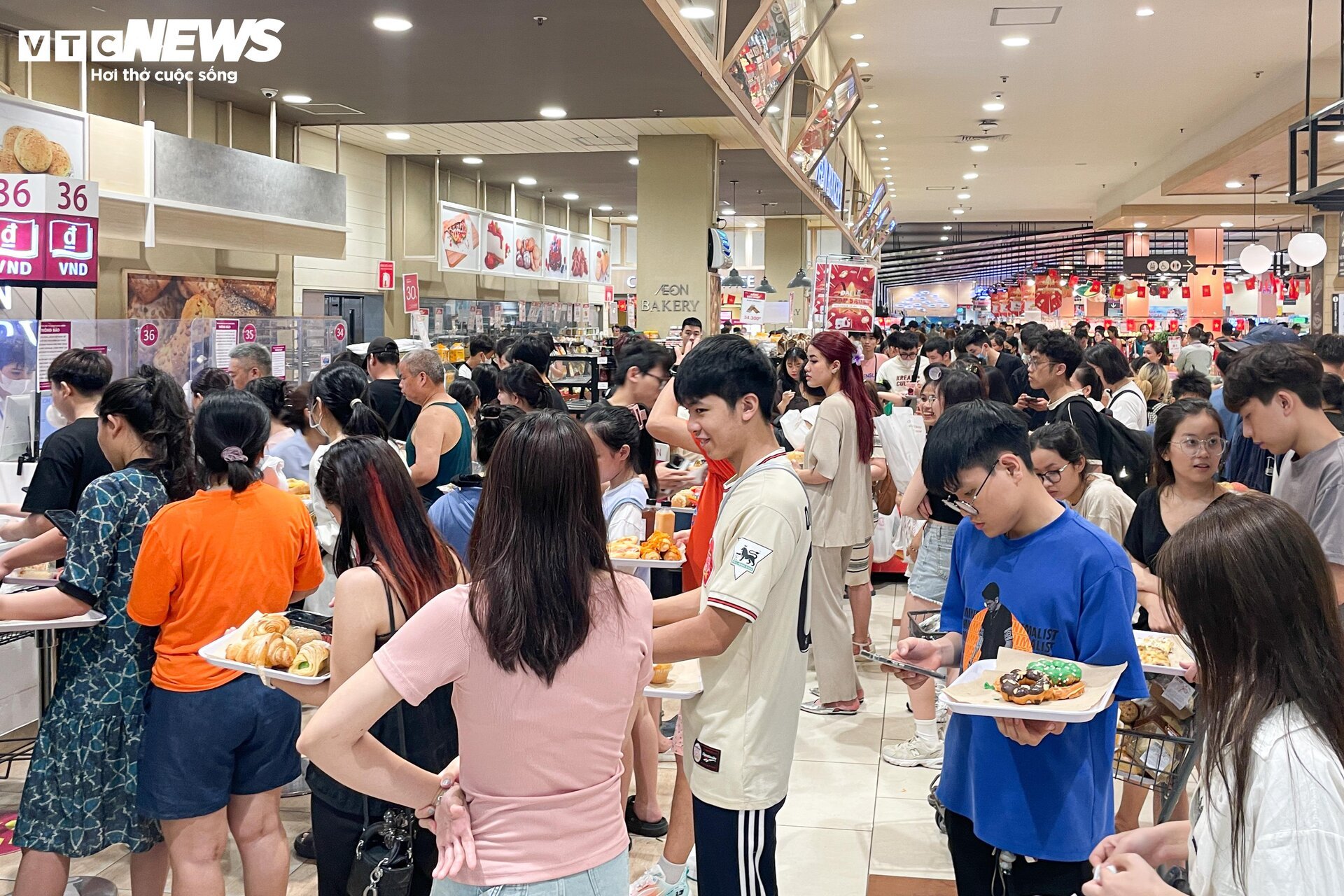 Dòng người đi mua sắm xuyên trưa, trung tâm thương mại Hà Nội tấp nập không ngớt- Ảnh 9.