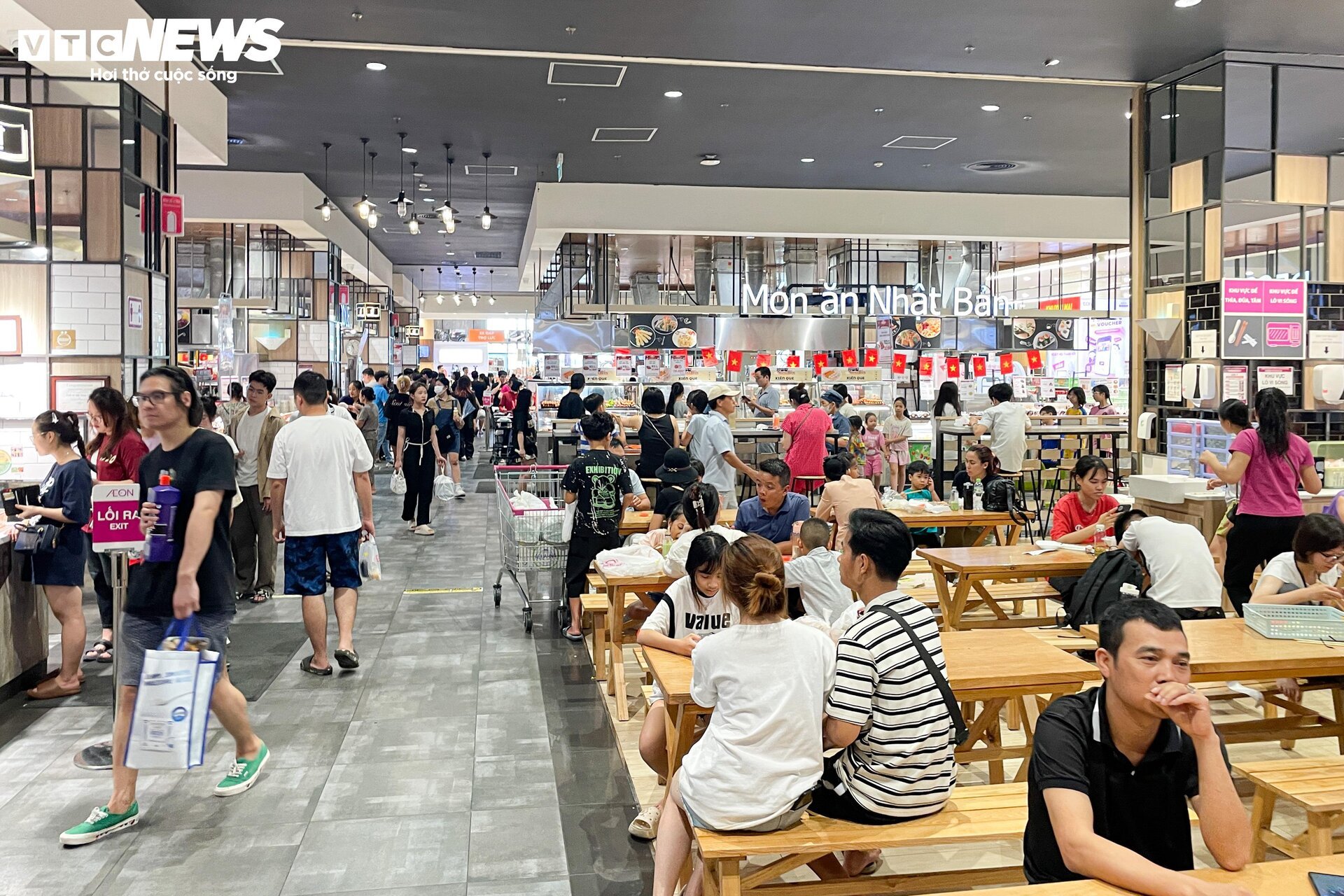 Dòng người đi mua sắm xuyên trưa, trung tâm thương mại Hà Nội tấp nập không ngớt- Ảnh 5.