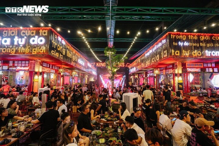 Khách đặt trước cả tháng, quán ăn ở Hà Nội kín chỗ dịp nghỉ lễ 30/4- Ảnh 1.