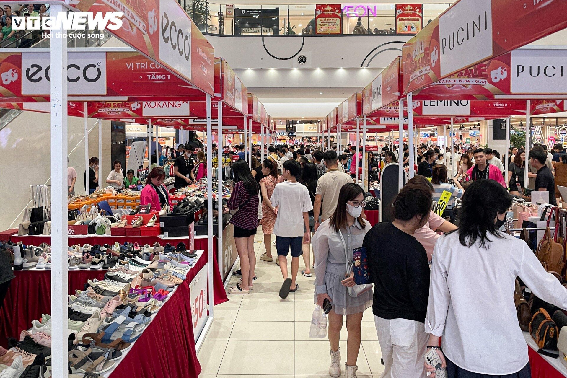 Dòng người đi mua sắm xuyên trưa, trung tâm thương mại Hà Nội tấp nập không ngớt- Ảnh 4.
