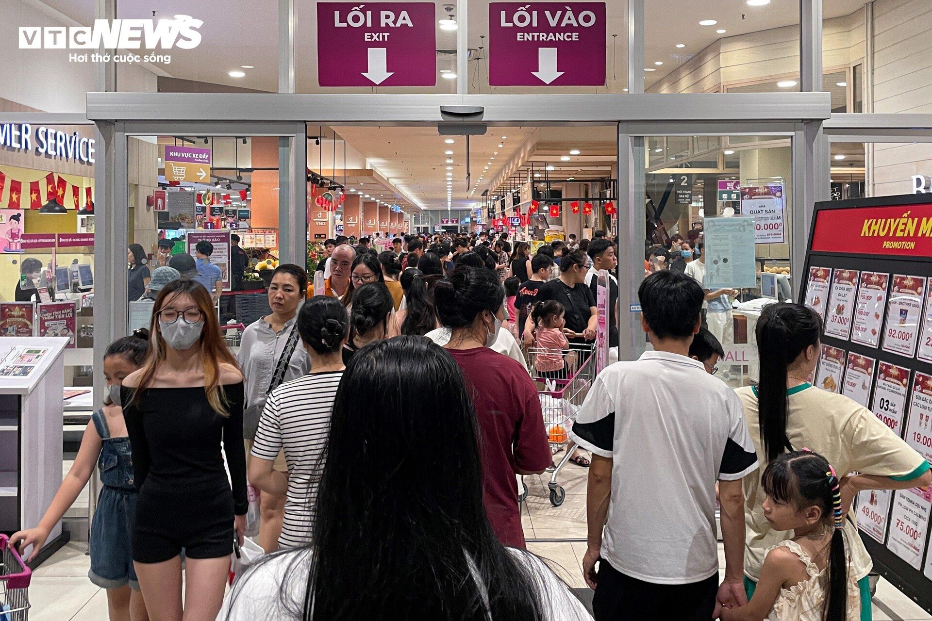 Dòng người đi mua sắm xuyên trưa, trung tâm thương mại Hà Nội tấp nập không ngớt- Ảnh 20.