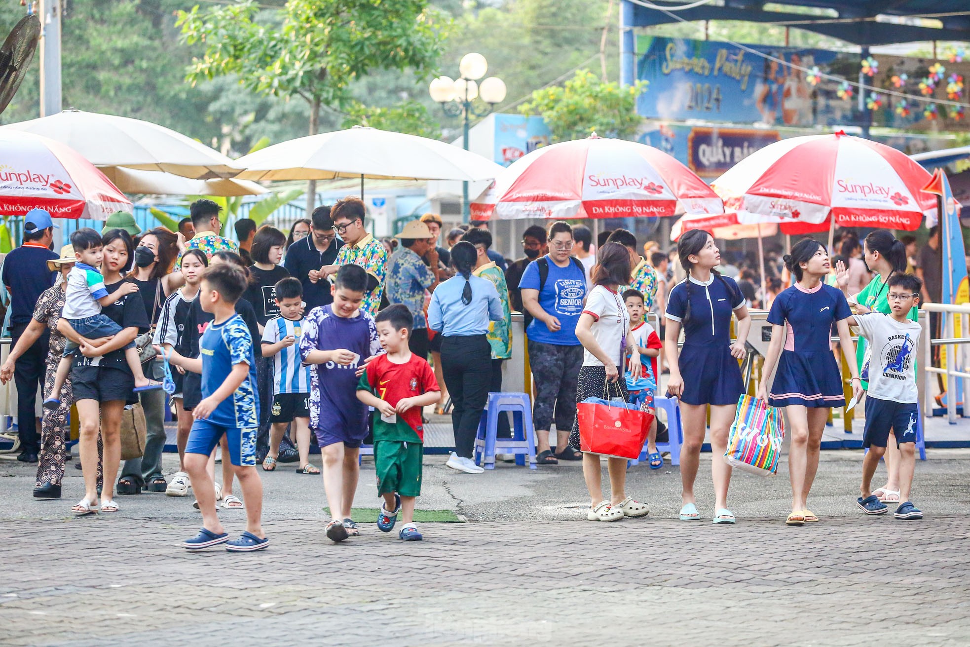 'Nắng nóng nung người', người dân đổ về công viên nước ngày nghỉ lễ- Ảnh 4.