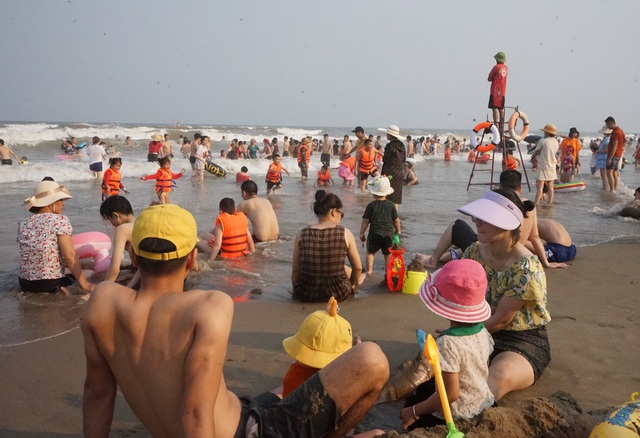 Biển Sầm Sơn "ken đặc" du khách tắm biển- Ảnh 6.