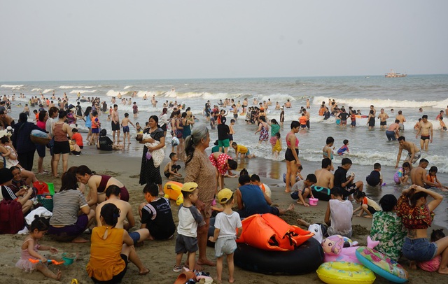 Biển Sầm Sơn "ken đặc" du khách tắm biển- Ảnh 8.